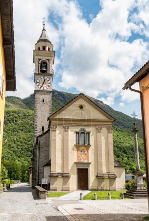 La iglesia parroquial de la Beata Vergine Assunta en Moghegno, aldea de Maggia en el cantón del Tesino, Suiza