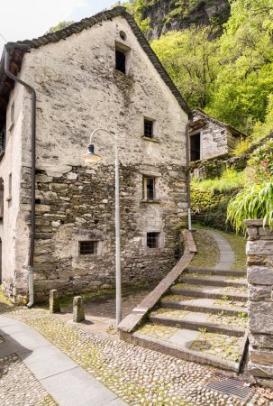 Casas de piedra rústica en el antiguo pueblo de Moghegno, aldea de Maggia en el cantón de Ticino, Suiza