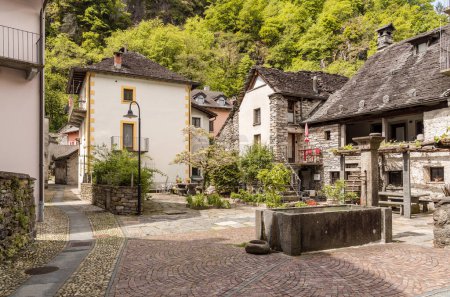 Antigua aldea Moghegno con casas de piedra rústica, aldea de Maggia en el cantón de Ticino, Suiza