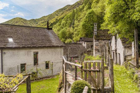 Antikes Dorf Moghegno mit rustikalen Steinhäusern, Weiler Maggia im Kanton Tessin, Schweiz