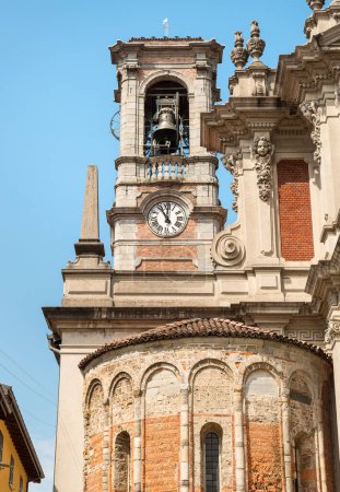 Campanario de la iglesia de Santo Stefano Protomartire en el centro de la antigua aldea Appiano Gentile, provincia de Como, Lombardía, Italia