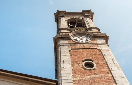 Glockenturm der Kirche Santo Stefano Protomartire im Zentrum des antiken Dorfes Eppan Gentile, Provinz Como, Lombardei, Italien