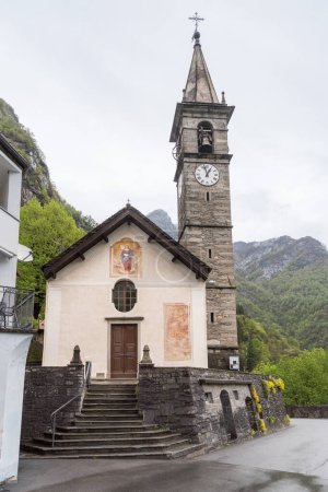 La iglesia medieval de Santa Maria Assunta en la aldea Russo, en el valle de Onsernone en Ticino, distrito de Locarno, Suiza