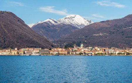 Vista panorámica de la ciudad Intra desde el lago Maggiore con montañas nevadas en el fondo, Verbania, Piamonte, Italia