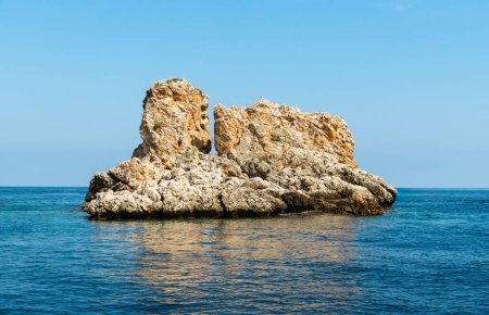 Paisaje del mar Mediterráneo con Faraglioni de Scopello en la Reserva Natural de Zingaro, Sicilia, Italia
