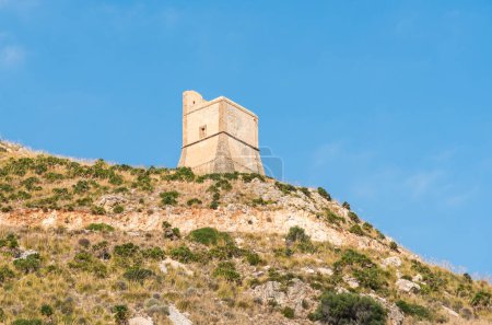Watchtower en el Faraglioni de Scopello en la reserva natural de Zingaro (Riserva dello Zingaro) en el mar Mediterráneo en la provincia de Trapani, Sicil