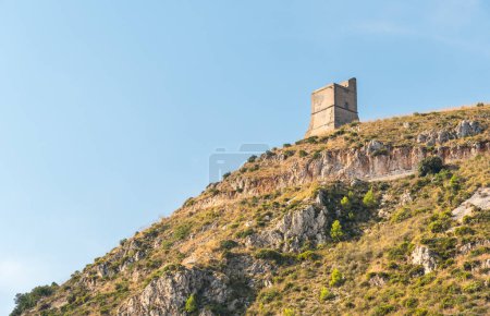 Watchtower en el Faraglioni de Scopello en la reserva natural de Zingaro (Riserva dello Zingaro) en el mar Mediterráneo en la provincia de Trapani, Sicil