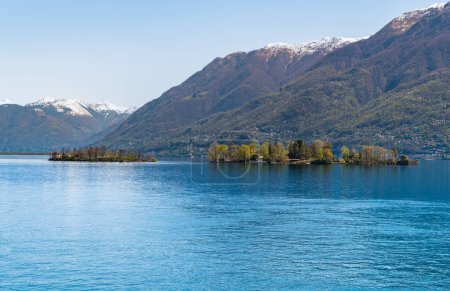 Landschaft des Lago Maggiore mit Brissago-Inseln inmitten der Schweizer Alpen im Kanton Tessin, Brissago, Schweiz