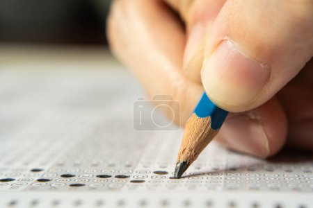 Téléchargez les photos : Passer un examen avec un crayon 2B - en image libre de droit