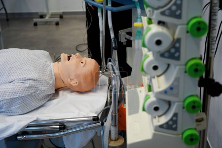 Téléchargez les photos : Pendant deux jours, les infirmières et infirmiers d'urgence suivent une formation à l'École de médecine de Montpellier sur les procédures d'urgence et la réanimation. SimMan mannequin en action. - en image libre de droit