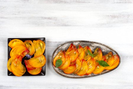 Foto de Tomates de piña en rodajas vistos desde arriba listos para ser degustados. - Imagen libre de derechos