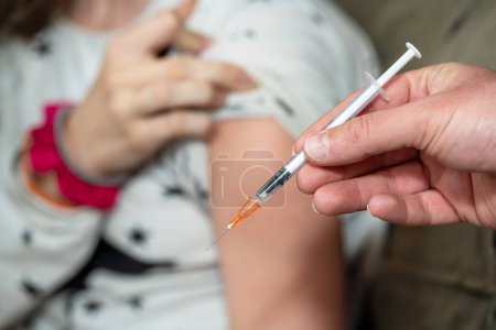 Téléchargez les photos : Vaccination contre le coronavirus covid-19 vue rapprochée - en image libre de droit