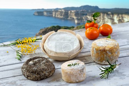 Téléchargez les photos : Assortiment de fromages corses sur une table. - en image libre de droit
