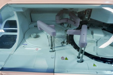 Foto de Plataforma técnica del laboratorio Inovie 34. Cobas c 701 módulo de química clínica dedicado al análisis bioquímico automatizado de la sangre. - Imagen libre de derechos