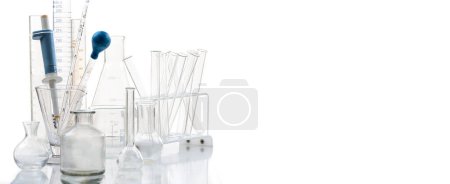 Foto de Set de cristalería de laboratorio sobre fondo blanco
. - Imagen libre de derechos