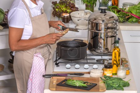 Foto de Mujer preparando comida en la cocina - Imagen libre de derechos