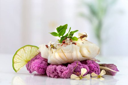 Foto de Filete de bacalao en coliflor púrpura - Imagen libre de derechos