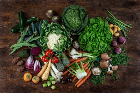 Panel de verduras frescas incluyendo verduras de raíz antiguas