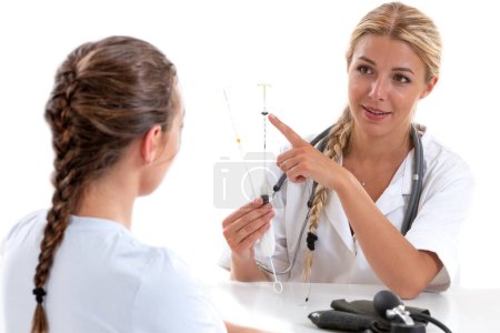Pädagogik-IUD in Nahaufnahme vom Arzt gehalten, um sein Funktionsprinzip zu erklären.