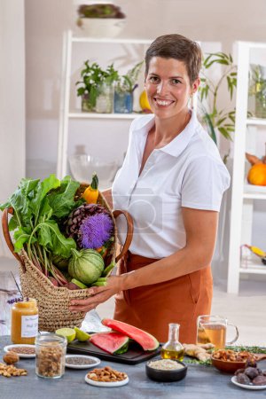 Gemüse, Obst, Getreide, Ingwer und anderes auf der Arbeitsplatte in der Küche für eine ausgewogene Küche.