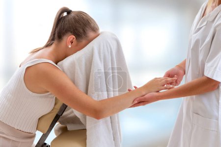 Foto de Estirar los dedos durante un masaje sentado - Imagen libre de derechos