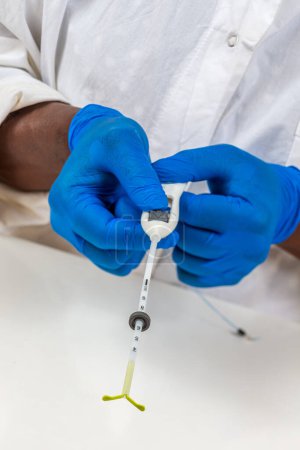 Ärztin mit voller hormoneller IUD bereit, einer Patientin eingesetzt zu werden.