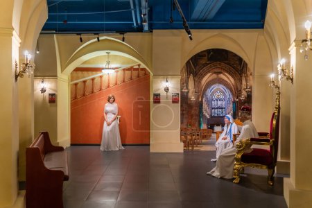 Téléchargez les photos : Shah Alam, Malaisie - 17 avril 2023 : Le premier musée de cire interactif de Malaisie, Diana, Princesse de Galles, Mère Teresa et le personnage de cire du pape Jean-Paul II exposé au Red Carpet 2 à I-City Shah Alam. - en image libre de droit