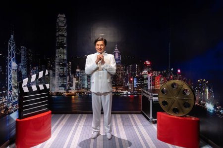 Foto de Shah Alam, Malasia - 17 de abril de 2023: Figura de cera de Jackie Chan exhibida en la alfombra roja 2 en I-City Shah Alam. - Imagen libre de derechos