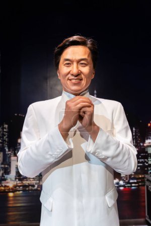 Foto de Shah Alam, Malasia - 17 de abril de 2023: Figura de cera de Jackie Chan exhibida en la alfombra roja 2 en I-City Shah Alam. - Imagen libre de derechos