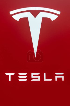 Foto de KL, Malasia - Julio 3,2023: Logotipo y marca de Tesla en el fondo rojo. - Imagen libre de derechos