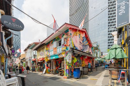 Téléchargez les photos : Singapour - 30 août 2023 : Haji Lane est une rue commerçante au cœur de Singapour Kampong Glam Arab Quarter, célèbre pour ses boutiques, cafés, bars et restaurants. Les gens peuvent voir explorer autour de lui. - en image libre de droit