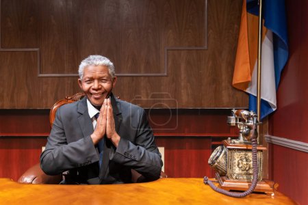 Téléchargez les photos : Shah Alam, Malaisie - 17 avril 2023 : La cire de Nelson Rolihlahla Mandela exposée au Red Carpet 2 à I-City Shah Alam. Il est le premier président de l'Afrique du Sud de 1994 à 1999. - en image libre de droit