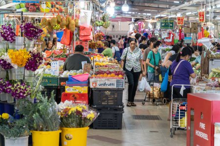 Foto de Singapur - 31 de agosto de 2023: Vista panorámica del mercado húmedo en Singapur, la gente puede ver la compra de las verduras y comestibles a su alrededor. - Imagen libre de derechos