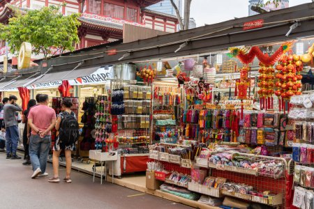 Téléchargez les photos : Singapour - 24 décembre 2023 : Vue panoramique sur le quartier chinois de Singapour, les gens peuvent voir explorer et faire du shopping autour. - en image libre de droit