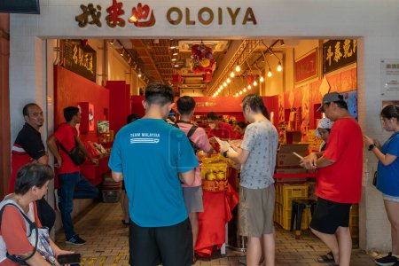 Foto de KL, Malasia - 4 de febrero de 2024: Los clientes pueden ver colas frente a la tienda de carne seca llamada "Oloiya" para comprar el bakkwa cuando el Año Nuevo Chino está a la vuelta de la esquina. Oloiya significa AQUÍ VENGO - Imagen libre de derechos