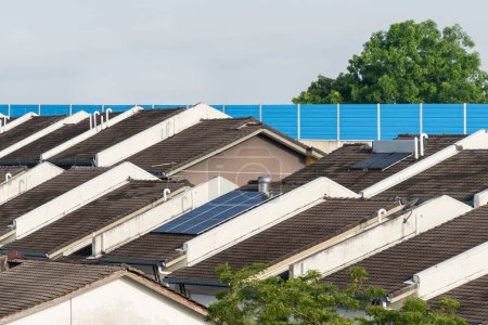 Photovoltaikanlagen auf dem Dach. Wohngebäude in Malaysia beginnen mit der Installation von Solarzellen, um die Energiekosten zu senken.