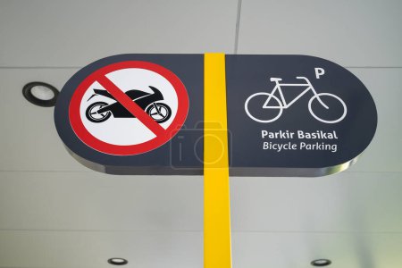 Fahrrad Parkschild nur für Fahrradabstellplätze, Motorrad ist verboten.