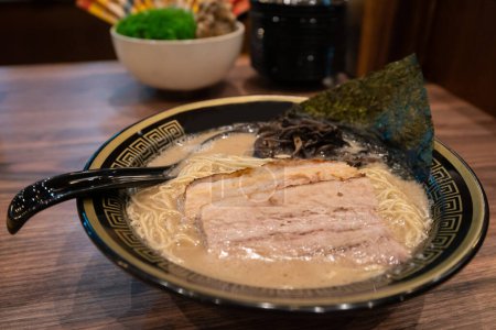 Nahaufnahme einer Schüssel der japanischen Ramen-Suppe mit Saibling, Algen und Pilz.