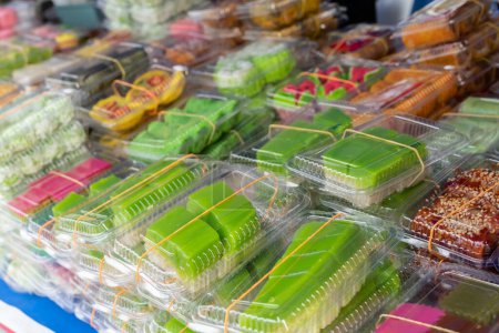 Nahaufnahme verschiedener Arten von Lebensmitteln und Snacks, die auf dem Ramadan-Basar verkauft werden.