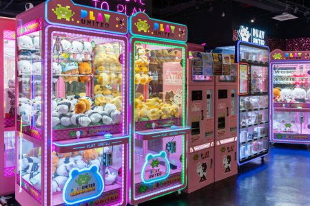 Téléchargez les photos : Kuala Lumpur, Malaisie - Avril 6,2024 : Jeu d'arcade coloré jouet griffe grue machine où les gens peuvent gagner des jouets et autres prix qui est situé dans le centre commercial, Kuala Lumpur. - en image libre de droit