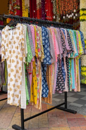 Farbenfrohe indische Kostüme, die vor dem Boutique-Geschäft in Brickfields Little India verkauft werden.