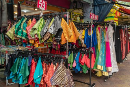 Farbenfrohe indische Kostüme, die vor dem Boutique-Geschäft in Brickfields Little India verkauft werden.