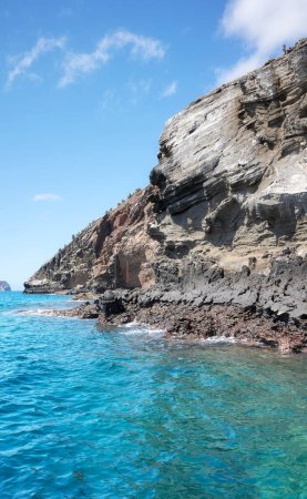Felsklippe vom Wasser aus gesehen, Galapagos-Inseln, Ecuador.
