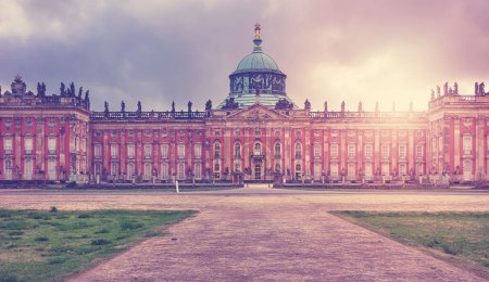 Sanssouci New Palace en Potsdam, tonificación de color aplicada, Alemania.