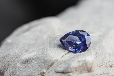 Foto de Gema de amatista azul sobre un fondo rocoso - Imagen libre de derechos