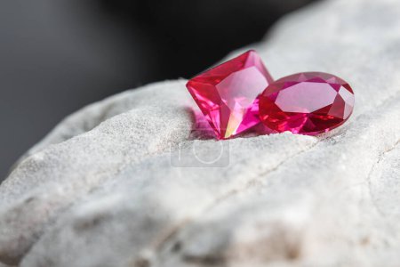 Foto de Piedras preciosas minerales rosadas naturales sobre piedra - Imagen libre de derechos