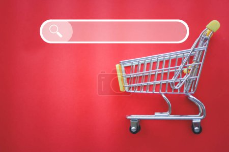 Foto de Pequeño carrito de compras con botón de búsqueda de productos para comprar concepto de compras en línea. - Imagen libre de derechos