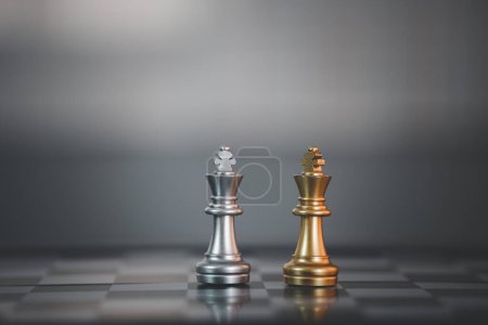 Foto de Estrategia de negocio lluvia de ideas juego de tablero de ajedrez con fondo gris borroso con espacio de copia gratis para su texto - Imagen libre de derechos