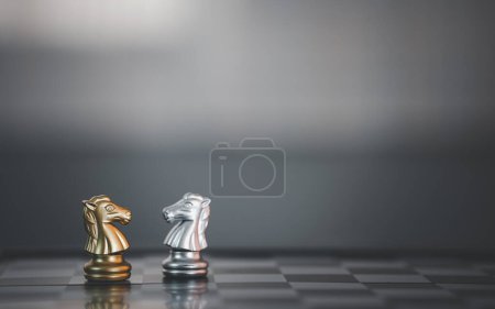 Foto de Estrategia de negocio lluvia de ideas juego de tablero de ajedrez con fondo gris borroso con espacio de copia gratis para su texto - Imagen libre de derechos