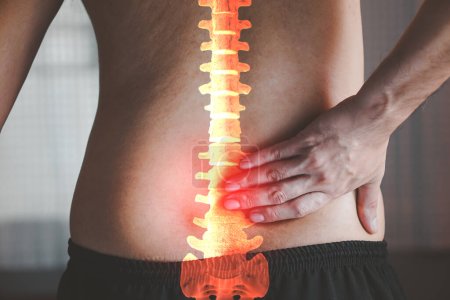 Foto de Concepto de dolor de espalda, inflamación renal, hombre que sufre de dolor de espalda en casa. - Imagen libre de derechos